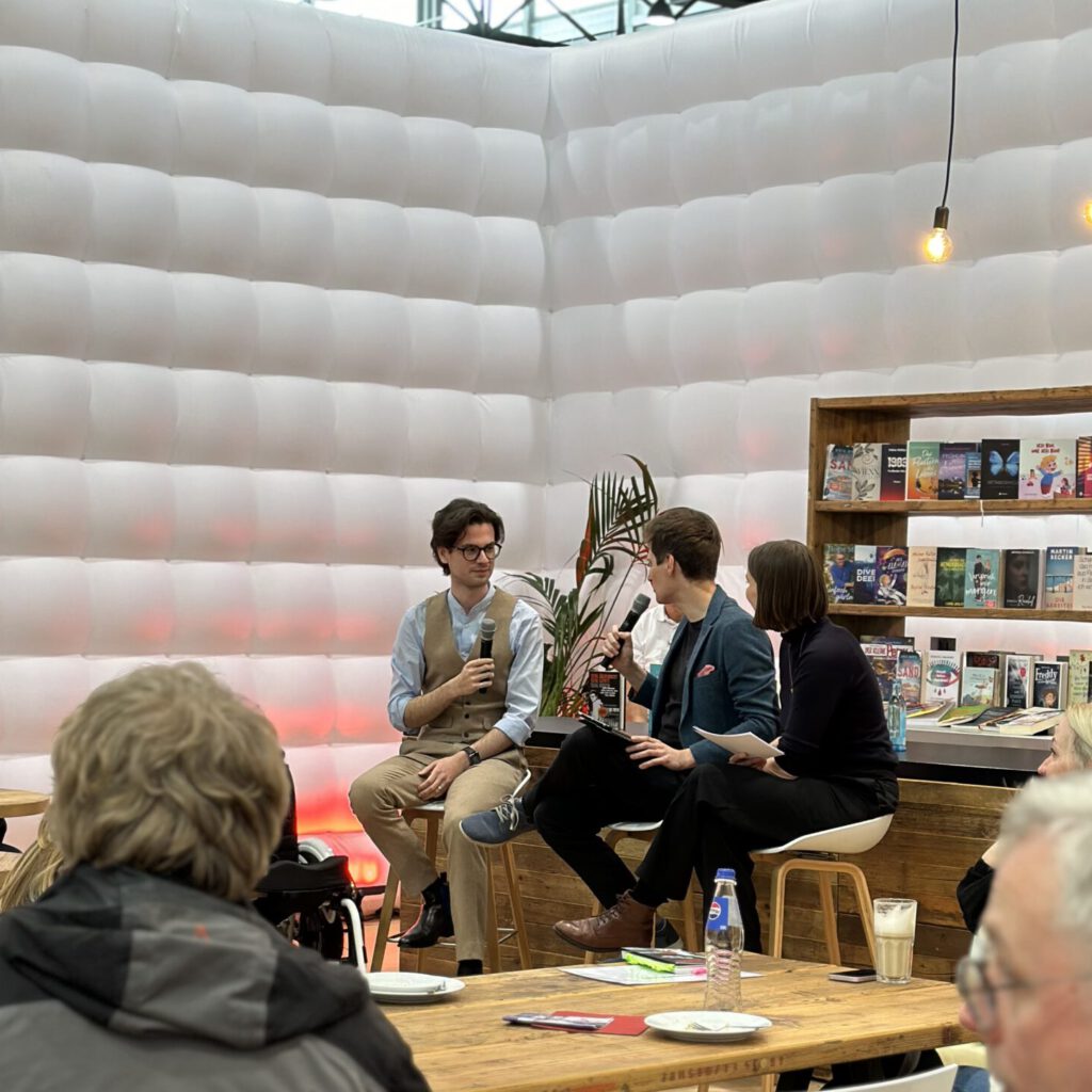 Lennart-Elias Seimetz auf einer Podiumsdiskussion auf der Leipziger Buchmesse
